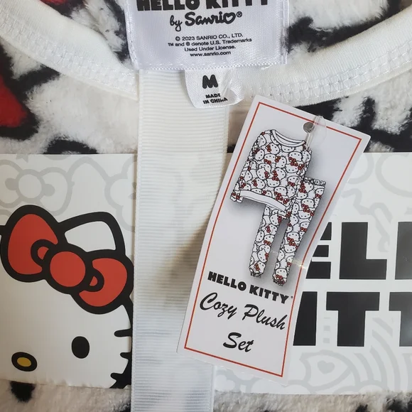 Hello Kitty Pajamas Set Soft Plush Fleece Long Sleeve Top and Pants S, M, L, XL - Picture 2 of 7